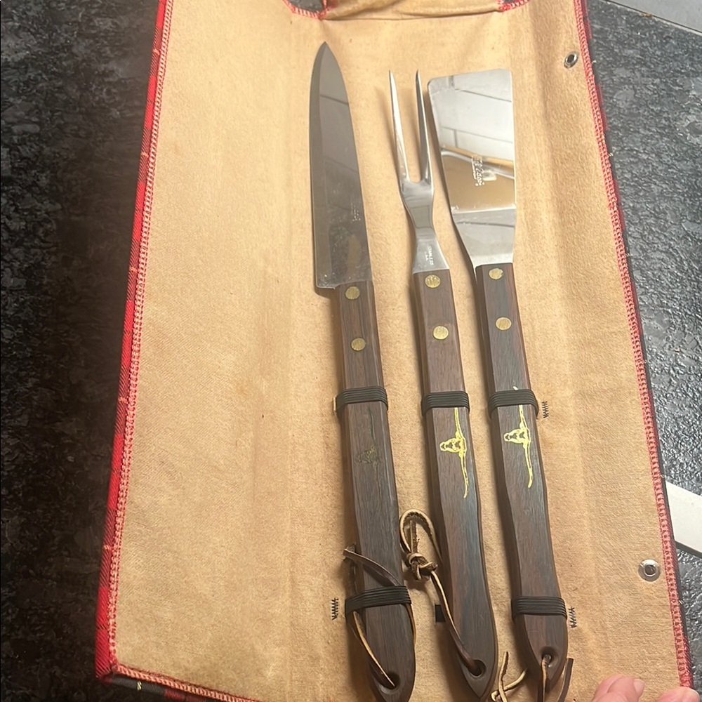 Utica Super Edge Stainless Steel Carving Set Wooden Handles. In carrying case